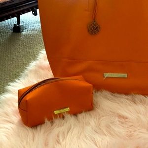 New 2 pc tote and small carry bag